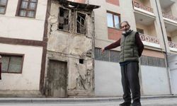 İki bina arasında sıkışan 2 metre enindeki metruk ev dikkat çekiyor