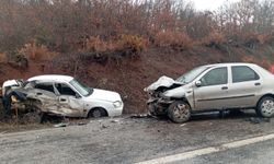 İki otomobil kafa kafaya çarpıştı: 1 ölü, 1'i ağır 2 yaralı