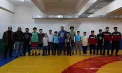İl Müdürü Demir, güreşçilerle mindere çıktı
