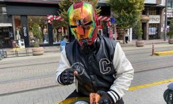 İron-Man kaskı ile dolaşan motosikletli dikkat çekiyor