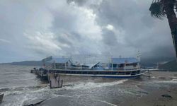 İskeleye çarparak karaya oturan tekne için kurtarma çalışmaları başladı