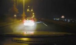 Islak yolda makas atan sürücü, kameraya yansıdı