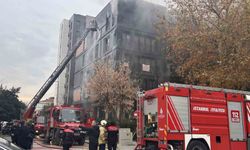 Kadıköy Bağdat Caddesi'nde 5 katlı bir binada yangın çıktı. Binanın tamamını saran yangını söndürme çalışmaları için olay yerine çok sayıda itfaiye ekibi sevk edildi.