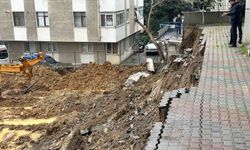 Kadıköy'de yağışlara dayanamayan istinat duvarı çöktü