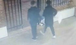 Kadıköy'de yardım kutusu hırsızlığı: Önce gözetlediler sonra çaldılar