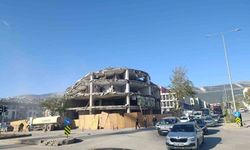 Kahramanmaraş'ta depremde hasar alan iş merkezi yıkıldı