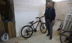 Kameralara yakalanan bisiklet hırsızına 'Yazık yaşın genç diye şikayetçi olmadık, bir an önce iş bul ve çalış' diyerek nasihat etti