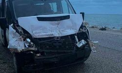 Kamyona çarpan servis aracındaki 3 öğrenci yaralandı