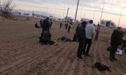 Kamyonet ile midibüs çarpıştı: 17 yaralı