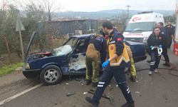 Kamyonet ters yönden gelen otomobile çarptı