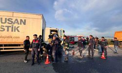 Kamyonette sıkışan iki kişi kurtarıldı