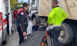Kamyonun altında kalan motosikletli kurye ağır yaralandı
