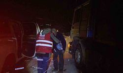 Kar ve tipi nedeniyle Tendürek'te yolda kalanlara Kızılay yardım ulaştırdı