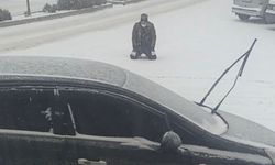 Kar yağışını görünce cadde ortasında secde etti