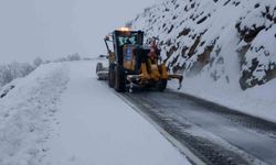 Kar yağışıyla kapanan kırsal mahalle yolları açılıyor