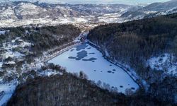 Karagöl Tabiat Parkı beyaza büründü, gölün yüzeyi buz tuttu