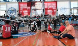 Karaman'da 3 Aralık Dünya Engelliler Günü'nde protokol voleybol oynadı