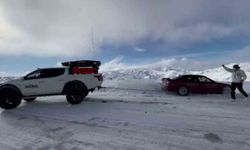 Karda mahsur kalan sürücünün yardımına yetişti