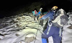 Karla kaplı dağa tırmanıp mahsur kalan 3 arkadaş kurtarıldı