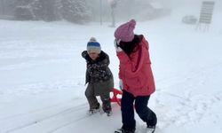 Kars'ta kar coşkusu: Çocuklar kardan adam yaptı, kızak kaydı