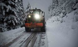 Kastamonu'da ekiplerin köy yollarındaki zorlu karla mücadelesi başladı