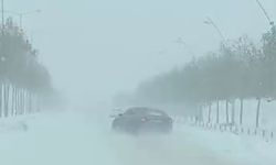 Kayganlaşan yolda kaza kıl payı atlatıldı