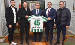 Kaymakam Güldoğan'a forma hediye ettiler