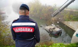 Kazada ölen arkadaşını araçta bırakıp kaçtılar