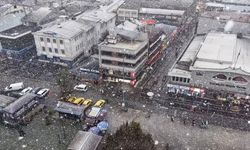 Kent merkezinde lapa lapa yağan kar havadan görüntülendi