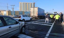 Kırmızı ışıkta bekleyen araca çarptı: 3 yaralı