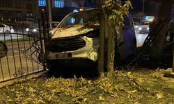 Kontrolden çıkan minibüs, refüjdeki ağaca çarparak durabildi