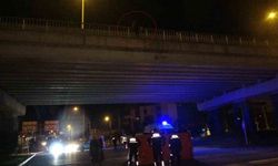 Köprüye çıkan kadını polis ölümün ucundan aldı, izleyenlerin arasından çıkan sözler pes dedirtti