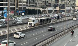 Küçükçekmece'de metrobüs yangını