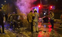 Küçükçekmece'de seyir halindeki otomobil alev topuna döndü