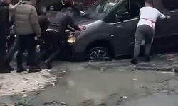 Küçükçekmece'de yağmur sonrası çöken yolda, araçlar çukura düştü