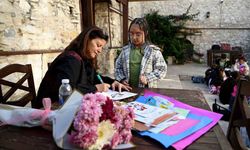 Kuşadası'nda çocuklara hem kitap hem hayvan sevgisi aşılandı