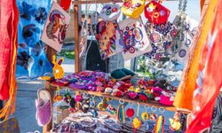 Kuşadası'nda kurulan yılbaşı pazarı rengarenk görünümüyle ilgi odağı oldu