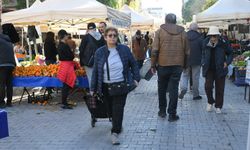 Kuşadası'nda Yerel Üretici Sergisi'nın tezgahları kışa özgü sebze ve meyvelerle doldu