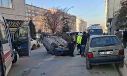 Kütahya'da park halindeki araçlara çarpan otomobil takla attı: 2 yaralı