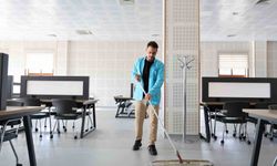 Kütüphanede memur, amfide tıp öğrencisi