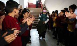 Lösemiyi yenen İkranur 3 yıl sonra okula döndü, çiçek ve balonlarla karşılandı