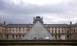 Louvre Müzesi'nde su sızıntısı: Yaklaşık 400 nadir kitap hasar gördü