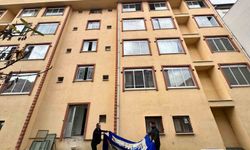 Mahsur kalan kedi için yatak taşıyıp battaniye gerdiler