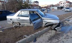 Malatya'da temizlik aracı ile çarpışan araç refüje çıktı