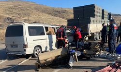 Malatya'da tır ile minibüs çarpıştı: 3 ölü