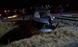 Malatya'da yük treni hemzemin geçitte otomobile çarptı: 5 yaralı