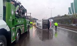 Maltepe'de servis minibüsü devrildi: 5 yaralı