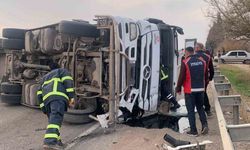 Mardin'de devrilen akaryakıt yüklü tırın sürücüsü yaralandı