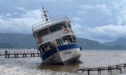 Marmaris'te iskeleye çarpan tekne karaya oturdu