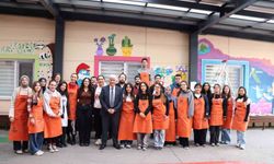 Masal kahramanlarıyla minik hastalara moral